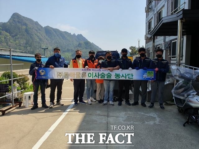 울릉도 사회적 기업 1호 ㈜ 동해 물류와 울릉읍 지역사회보장 협의체가 함께 지역 소외계층 이삿짐 봉사에 두 팔을 걷었다./울릉군 제공