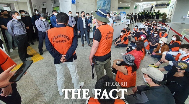 대전 지역 노래방 업주들이 시청에서 농성하고 있다. / 대전=김성서 기자