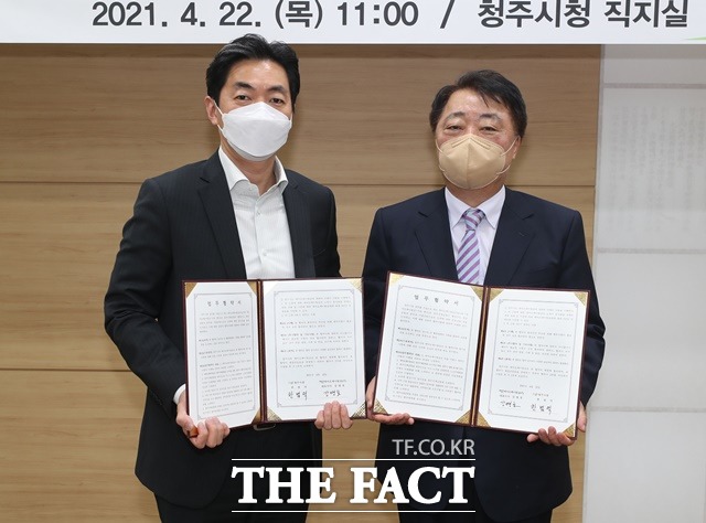 청주시와 에어로케이항공이 22일 ‘거점 항공사 경쟁력 제고를 위한 업무협약’을 체결한 가운데 시청에서 열린 협약식에서 강병호 에어로케이항공 대표(왼쪽)와 한범덕 청주시장이 기념촬영을 하고 있다. / 청주시 제공