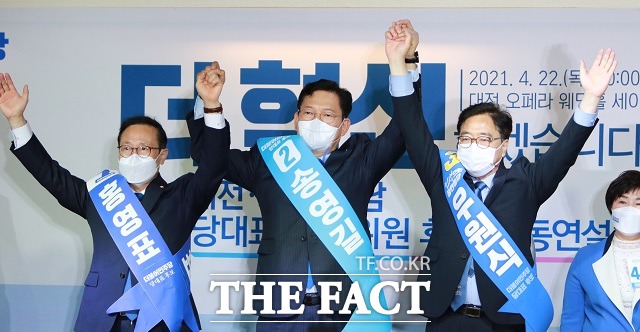 더불어민주당 당대표 선거에 나선 홍영표·송영길·우원식 후보(왼쪽부터)들이 22일 대전 서구 오페라웨딩홀에서 열린 합동연설회에서 인사하고 있다. / 김성서 기자