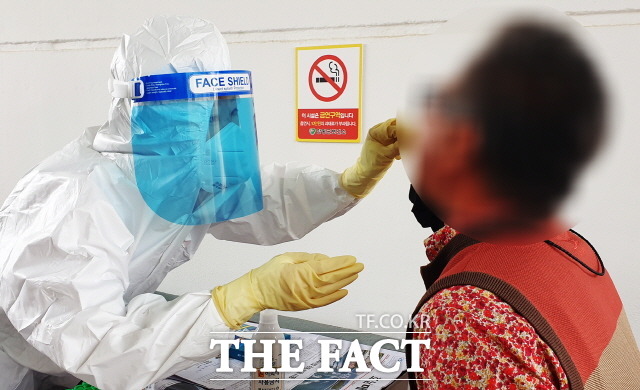 함평군 마을이장단이 코로나19 선제 전수검사를 실시하고 있다./함평군 제공