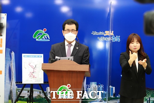 이시종 충북지사가 22일 도청 브리핑룸에서 제4차 국가철도망 구축계획 초안 발표와 관련한 입장발표 기자회견을 하고 있다. 이 지사는 청주 도심 통과 노선 신설 무산에 대해 도민에게 사과했다. / 충북도 제공