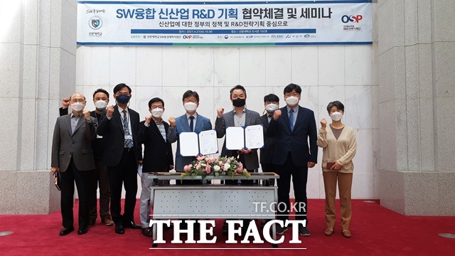 선문대와 산업통상자원 R&D 전략기획단이 업무 협약을 맺고 기념촬영을 하고 있다. / 선문대 제공