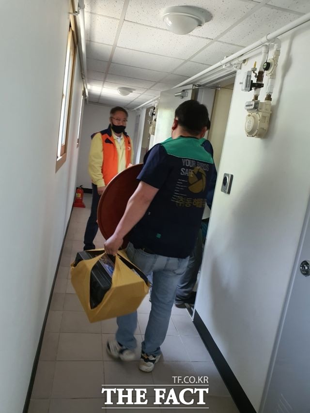 최하규 울릉읍장은 먼저 지역 소외 계층의 이사 지원 서비스에 함께 이웃 나눔을 실천해 준 동해 물류에 감사드린다며 어렵고 힘든 소외계층의 복지 향상을 위해 울릉읍 지역사회보장 협의체가 지속적인 노력을 하겠다라고 말했다./울릉군제공