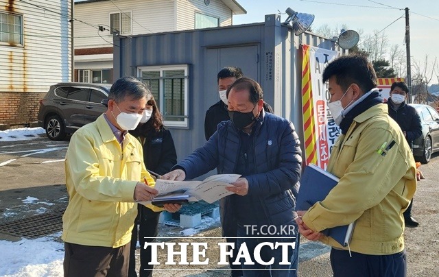 김장회 충북도 행정부지사(왼쪽 첫 번째)가 조류인플루엔자(AI) 방역현장에서 점검을 하고 있다. / 충북도 제공