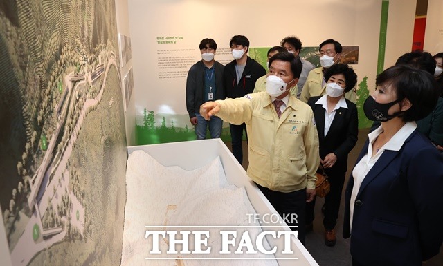 황인호 동구청장이 전시회장을 둘러보고 있다. / 동구청 제공