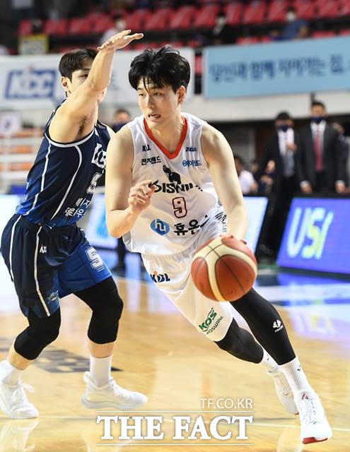 국내∙외 다양한 스포츠를 대상으로 한 고정 배당률 게임 ‘프로토(Proto) 승부식 32회차’가 오는 23일(금) 오후 2시부터 발매된다. 프로토 승부식에 포함된 KCC-전자랜드 경기./KBL 제공