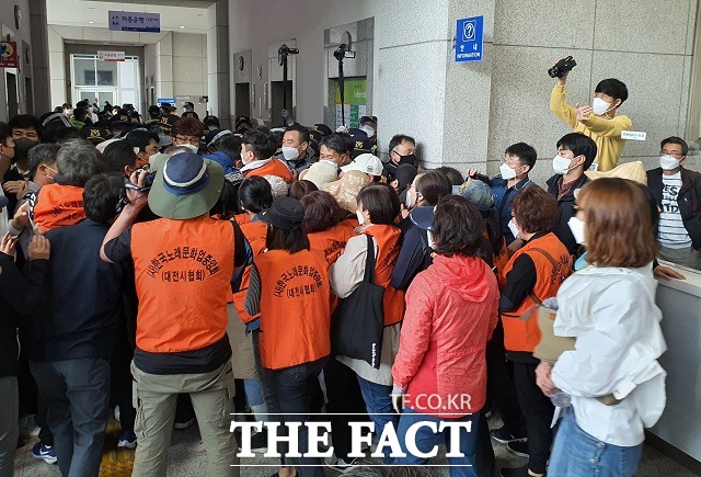 대전지역 노래방 업주들이 22일 허태정 대전시장 면담을 요구하며 시청 진입을 시도하고 있다. / 대전=김성서 기자