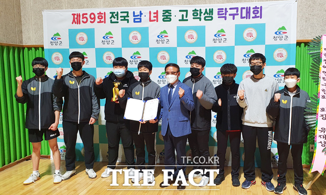 청양군 정산중학교 탁구부가 제 59회 전국남녀중고탁구대회에서 남자중등부 단체전 3위에 올랐다. /청양군 제공