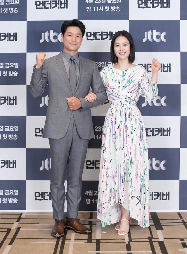 지진희와 김현주가 JTBC 새 금토드라마 언더커버로 벌써 세 번째 호흡을 맞춘다. 두 사람은 부부로 변신해 절절한 사랑과 가족의 모습을 보여줄 예정이다. /JTBC 제공