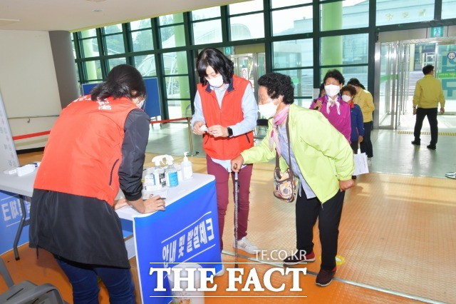 전북 순창군이 장애인체육관에 마련된 코로나 백신접종센터에서 코로나19 화이자 백신 1차 접종을 시작했다고 22일 밝혔다. /순창군 제공