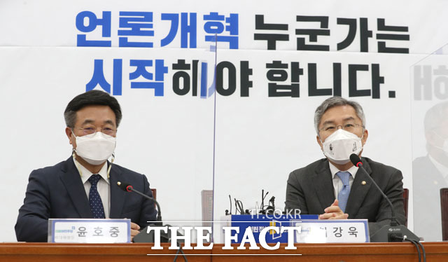 환담 나누는 윤호중 위원장과 최강욱 대표.