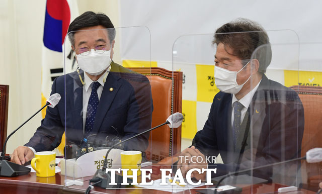 환담 나누는 윤호중-여영국.