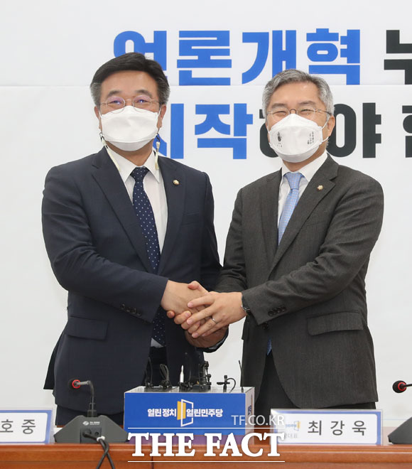 기념촬영하는 윤호중 더불어민주당 신임 비상대책위원장 겸 원내대표와 최강욱 열린민주당 대표.