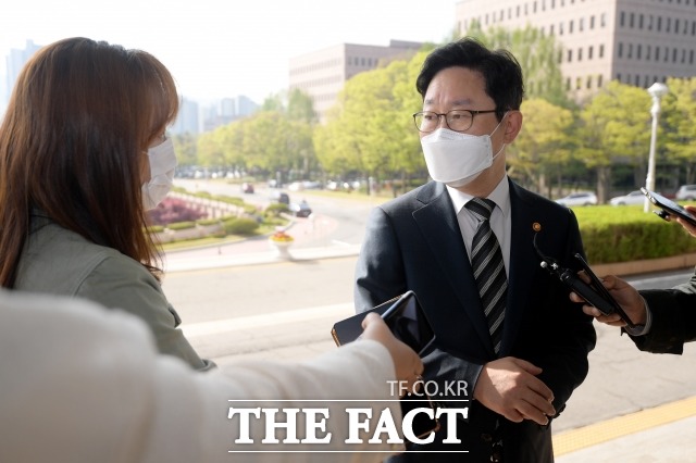 박범계 법무부 장관이 21일 오전 경기도 과천시 관문로 정부과천청사 법무부에 출근하며 취재진의 질문에 답하고 있다. /이선화 기자