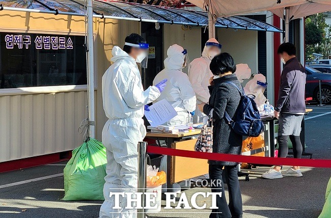 신종 코로나바이러스 감염증(코로나19) 선별진료소에서 의료진이 검체 채취를 하고 있다. / 더팩트DB