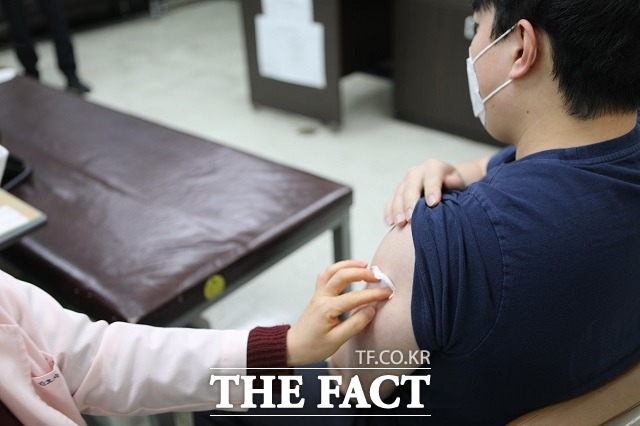 지난달 8일 대전시 소방본부 구급대원이 코로나 19 백신을 맞고 있다. / 대전시 소방본부 제공