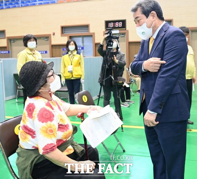김천시가 22일부터 75세 이상 코로나19 예방접종을 시작했다. 김충섭 김천시장(사진 오른쪽)이 접종 시민을 격려하고 있다/김천=김서업 기자