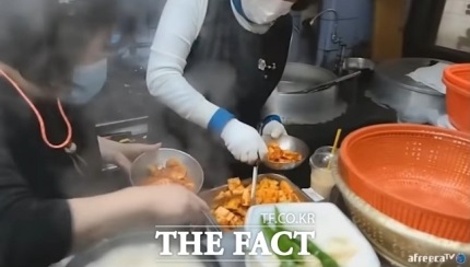 부산의 한 돼지국밥집에서 손님이 먹다 남은 깍두기를 재사용하는 장면. /BJ 파이 영상 캡처