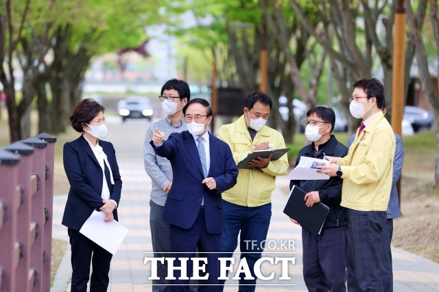 심민 전북 임실군수가 국민관광지 사선대 사계절 화원 조성 현장 점검을 하고 있다. /임실군 제공