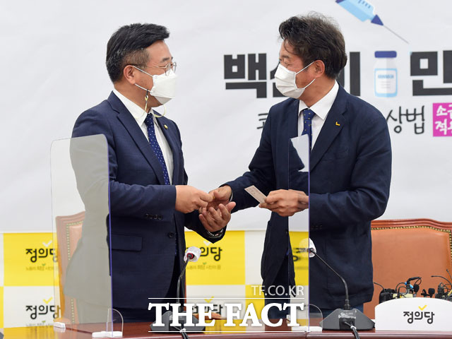 정의당 여영국 대표(오른쪽) 찾아온 윤호중 더불어민주당 비상대책위원장.