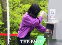  신속 검사 위해 보관함으로 옮겨지는 검체 [포토]