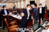  이철규-송갑석, '나가서 얘기합시다' [포토]