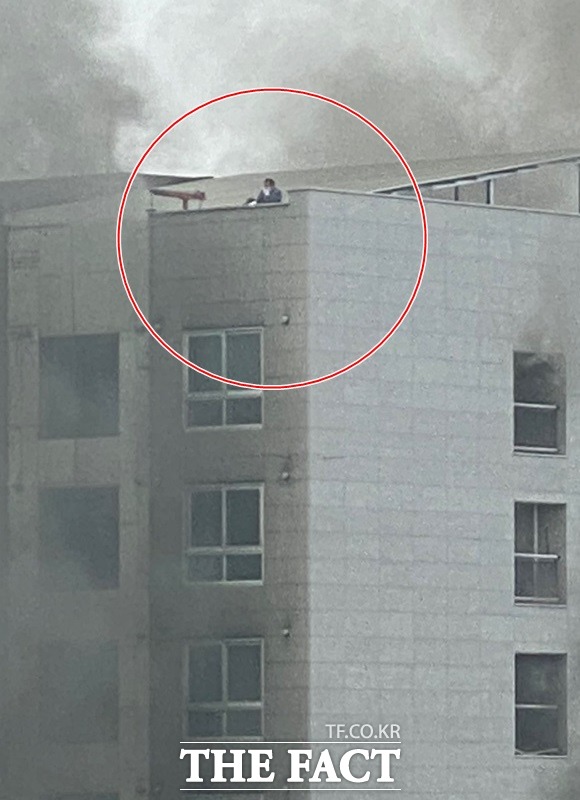 화재 현장의 오피스텔 옥상에 신원 미상의 사람이 대피한 뒤 구조를 기다리고 있다. /다산=이승우 기자