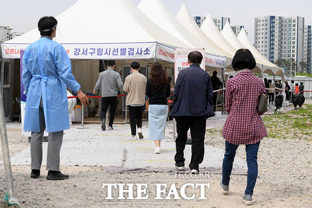 코로나19 신규 확진자가 800명대에 육박하고 있는 가운데 24일 오전 서울 강서구 마곡8구역 주차장에 마련된 임시선별진료소에 시민들이 검사를 기다리며 줄을 서고 있다. /남용희 기자