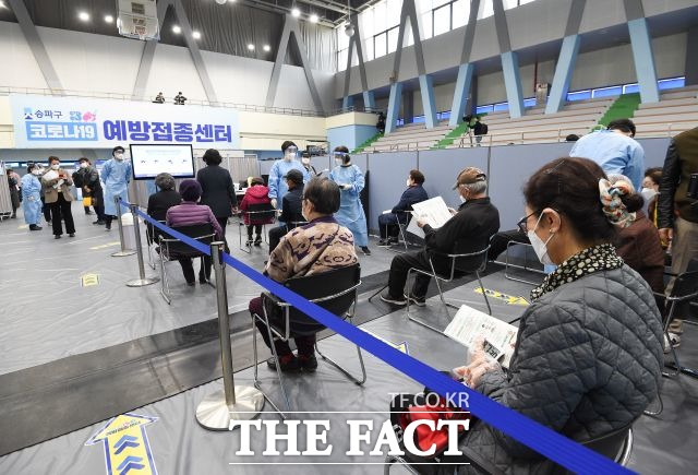 신종 코로나 바이러스 바이러스 감염증(코로나19) 하루 신규 접종자가 15만명을 넘어 누적 219만명을 기록했다. /이선화 기자