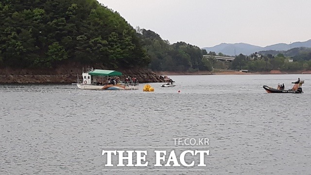 23일 오후 3시41분쯤 사고헬기에 설치된 공기주머니에 공기주입을 시작한지 55분만에 노란색 공기주머니가 수면위로 모습을 드러냈다. / 김영재 기자