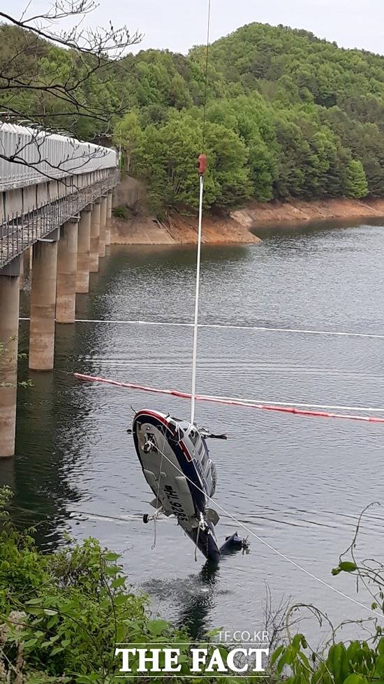 23일 오후 5시52분 사고헬기가 사고 발생 51시간만에 수면 밖으로 완전히 드러냈다. / 김영재 기자