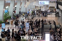  주말 맞아 여행객들로 붐비는 공항 [포토]