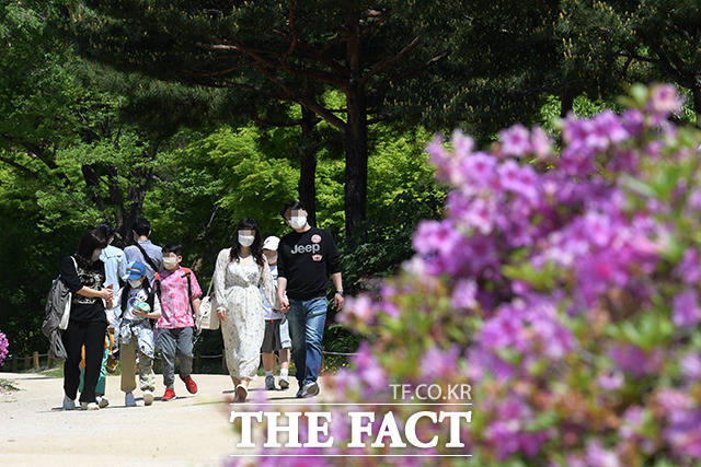 전국이 대체로 맑은 날씨를 보이는 25일 서울 종로구 경복궁을 찾은 시민들이 여유를 만끽하고 있다. /남용희 기자