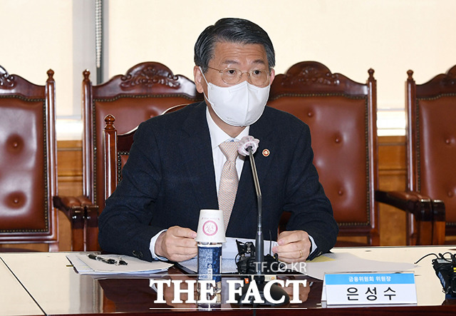 25일 오후 4시 40분 기준 은성수 금융위원장의 자진사퇴를 요구하는 청와대 국민청원에 11만명이 서명했다. /이동률 기자