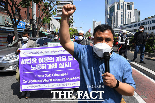 2021 세계노동절 메이데이 행진이 25일 오후 서울 종로구 버들다리(전태일다리)에서 진행된 가운데 이주노동자단체 회원들이 구호를 외치며 행진을 하고 있다. /남용희 기자