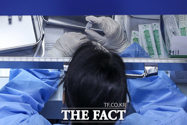 경기도 김포에서 화이자 신종 코로나바이러스 감염증(코로나19) 백신을 맞은 70대 남성이 숨진 채 발견돼 경찰과 방역 당국이 조사에 나섰다. 지난 1일 서울 송파구 체육문화회관에 마련된 예방접종센터에서 의료진이 화이자 백신을 준비하고 있다. /사진공동취재단