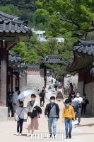  맑은 날씨에 나들이 나온 시민들 [포토]