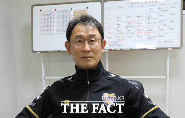 세종스포츠토토여자축구단을 이끌고 새 시즌을 맞이하는 윤덕여 감독./스포츠토토고리아 제공