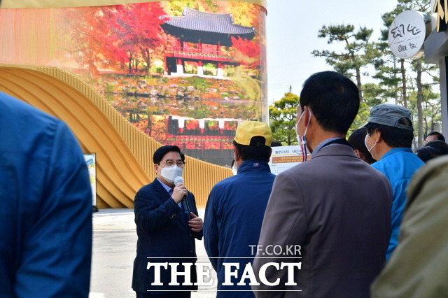 방문객들에게 미디어파사드 기법이 적용된 골든게이트에 대해 설명하고 있는 유두석 장성군수./장성군 제공