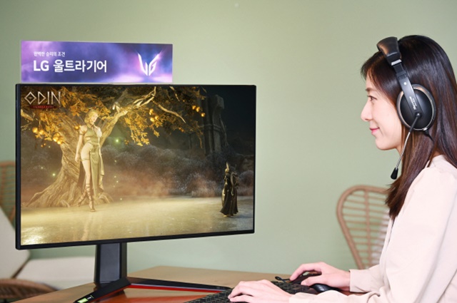 LG전자 모델이 다음 달 3일 출시 예정인 LG 울트라기어 게이밍 모니터 신제품을 통해 게임을 즐기고 있다. /LG전자 제공