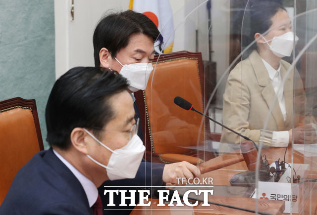 전문가들은 합당 논의가 길어질 경우 대선 직전까지 이어질 수 있다고 전망했다. 지난 15일 최고위원회의에 참석한 안철수 대표(가운데)와 이태규 사무총장, 권은희 최고위원. /남윤호 기자