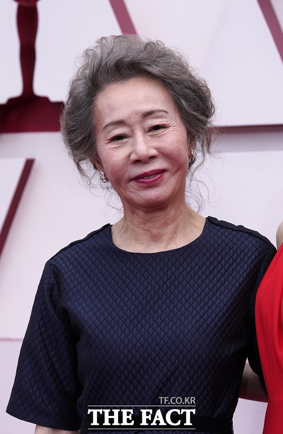 윤여정이 제93회 아카데미 시상식에서 여우조연상 수상의 영예를 안았다. 이제 그는 한국 배우를 대표하는 얼굴로 전 세계 영화 팬들에게 꾸준히 회자될 전망이다. 사진은 26일 미국 로스앤젤레스에서 열린 제 93회 아카데미 시상식 레드카펫 행사에 참석한 윤여정. /로스앤젤레스=AP.뉴시스