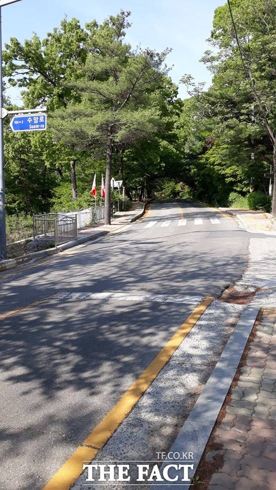 청주시 우암산 순회도로. 청주시는 이곳에 둘레길 조성을 추진하고 있다. 청주시의회 예산결산특별위원회는 26일 추경에 편성된 관련예산 10억원을 전액 삭감했다. / 김영재 기자