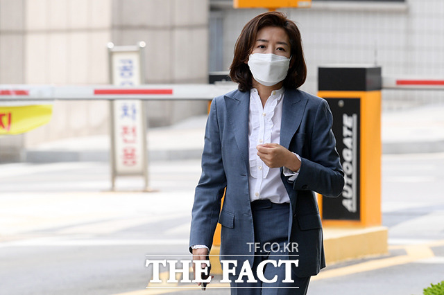 20대 국회 당시 패스트트랙 충돌 사태로 재판에 넘겨진 나경원 전 의원이 26일 오전 서울 양천구 서울남부지방법원에서 열린 공판에 출석하고 있다. /남용희 기자