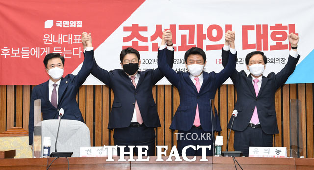 국민의힘 원내대표 경선에 나선 김태흠, 권성동, 유의동, 김기현 의원(왼쪽부터)이 26일 오후 서울 여의도 국회에서 열린 초선들과의 대화-원내대표 후보에게 듣는다 토론회에 참석해 기념촬영을 하고 있다. /국회=남윤호 기자