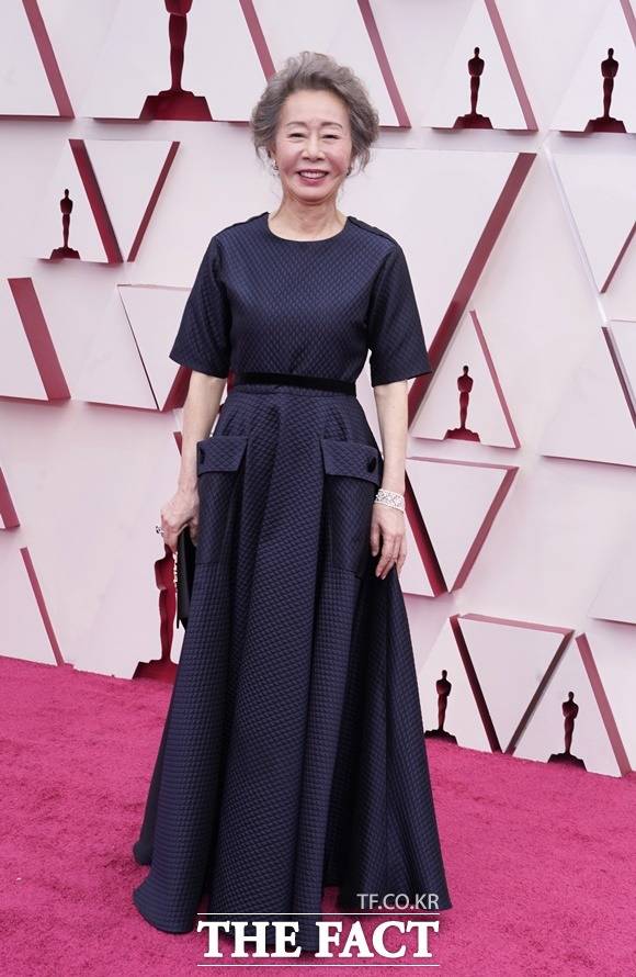 윤여정은 우리는 그저 따뜻하고 같은 마음을 가진 평한 사람이라며 인종 갈등이 해소되길 바라는 마음을 내비쳤다. /로스앤젤레스=AP.뉴시스