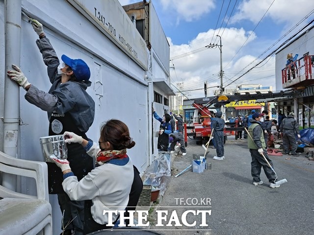 24일 포항제철소 임직원들이 송도동에서 벽화 그리기 봉사활동을 펼치고 있다./포항제철소 제공