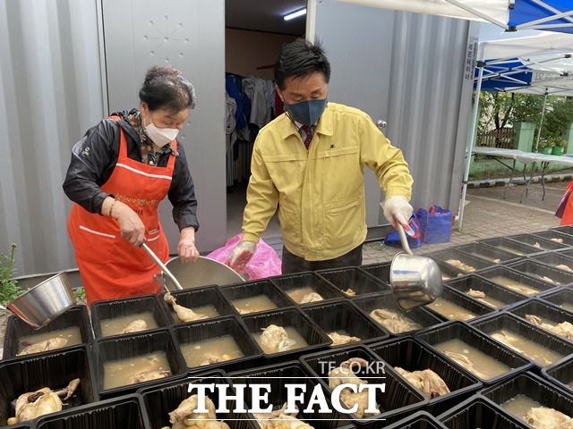 최충진 청주시의회 의장이 26일 청주시 용암1동 자원봉사대와 함께 저소득 가정에 전달할 도시락을 만들고 있다, / 청주시의회 제공
