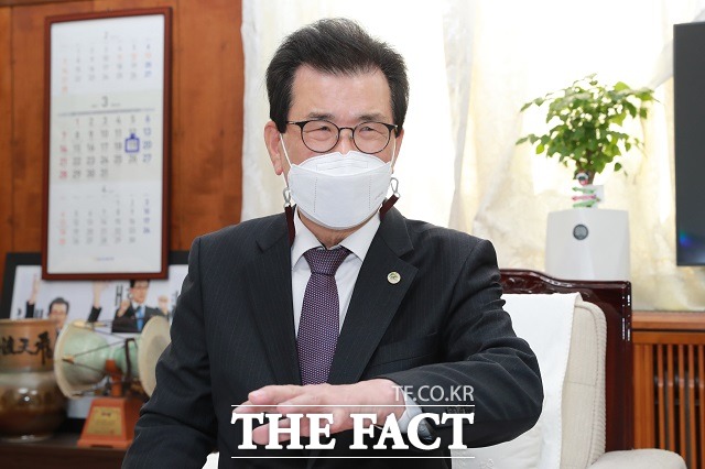 이시종 충북지사가 26일 충청권 광역철도 청주도심 통과 무산과 관련해 청주가 외딴섬이 됐다며 강도 높게 비판했다. / 충북도 제공